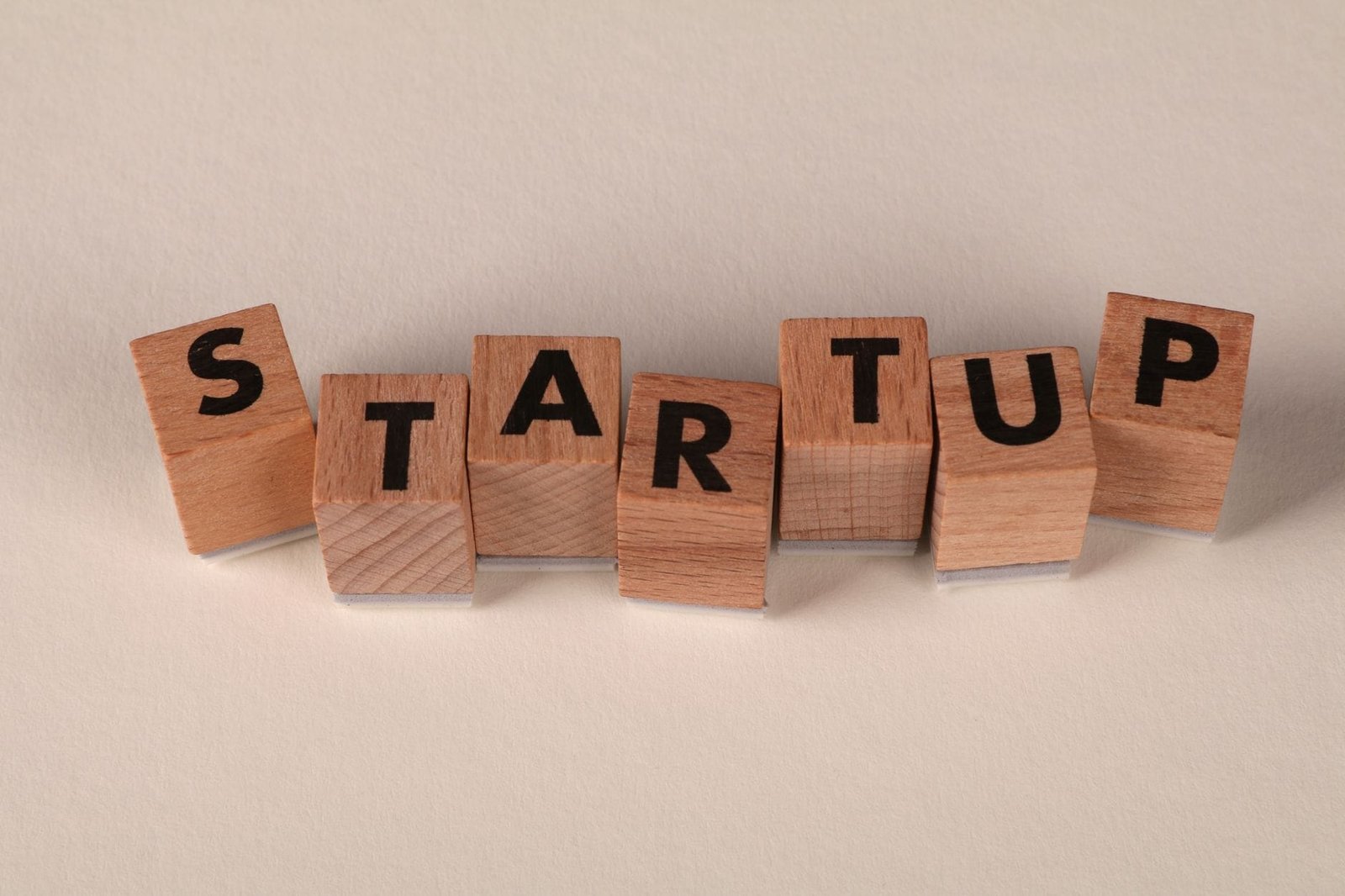 Venture Capitalists Rank Top 12 AI Startups Disrupting Enterprise Markets This Quarter